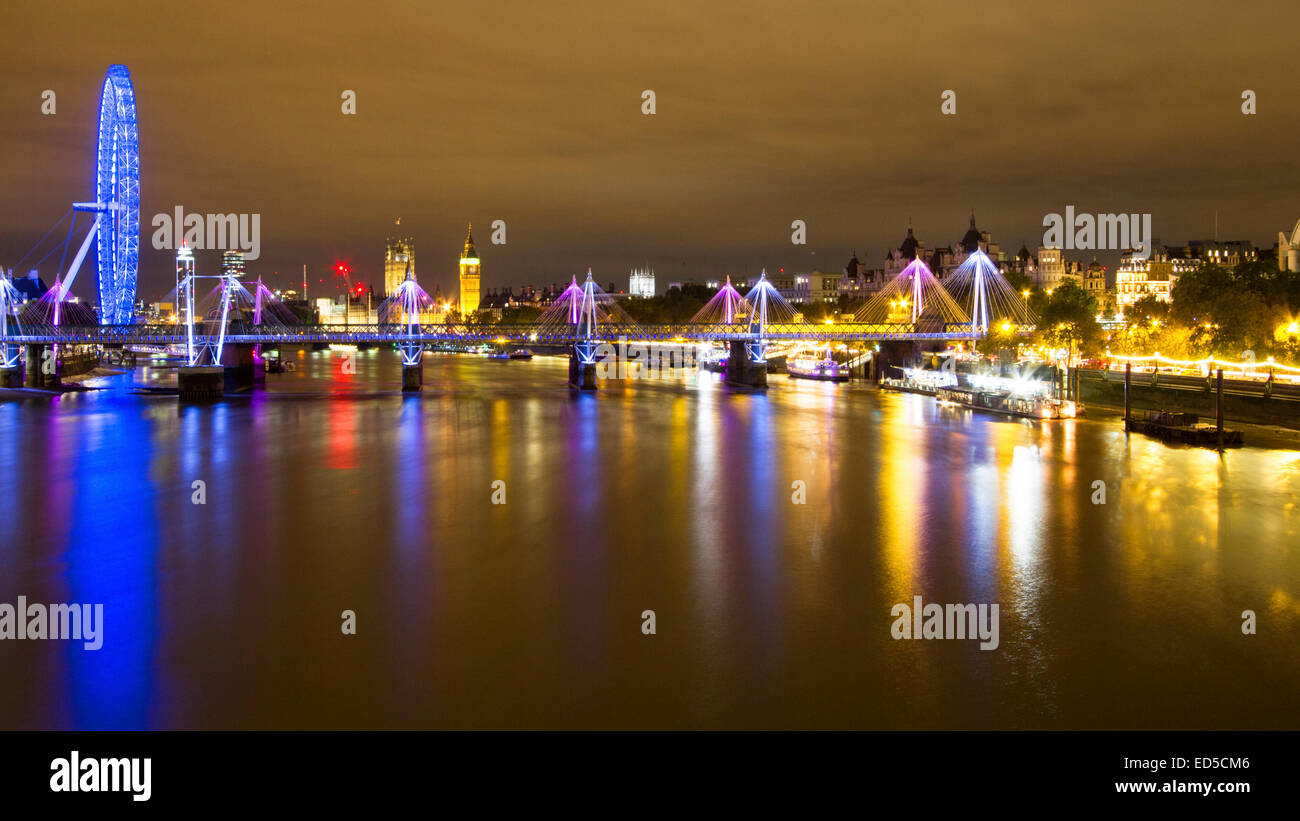 Panoramablick auf London um Mitternacht Stockfoto