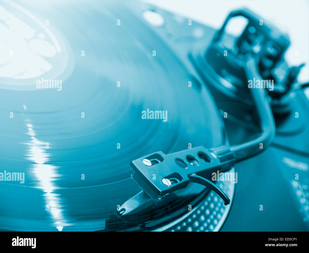 DJ-Plattenspieler spielt Musik aus einem Datensatz Stockfoto
