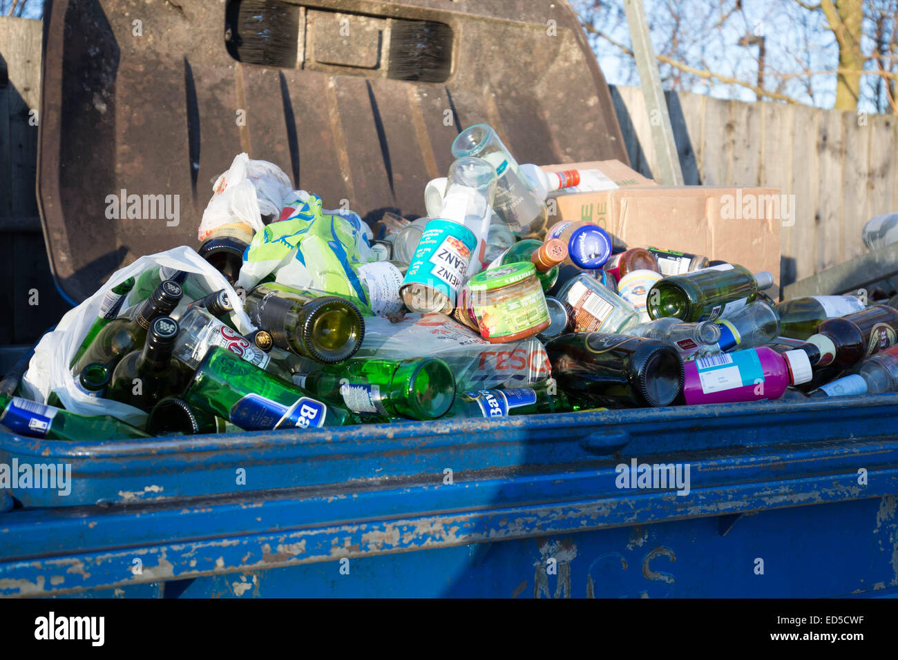 Milton Keynes, UK. 28. Dezember 2014. Örtlichen Supermarkt recycling Bereiche voll nach den Feiertagen. Bildnachweis: Chris Yates/Alamy Live-Nachrichten Stockfoto