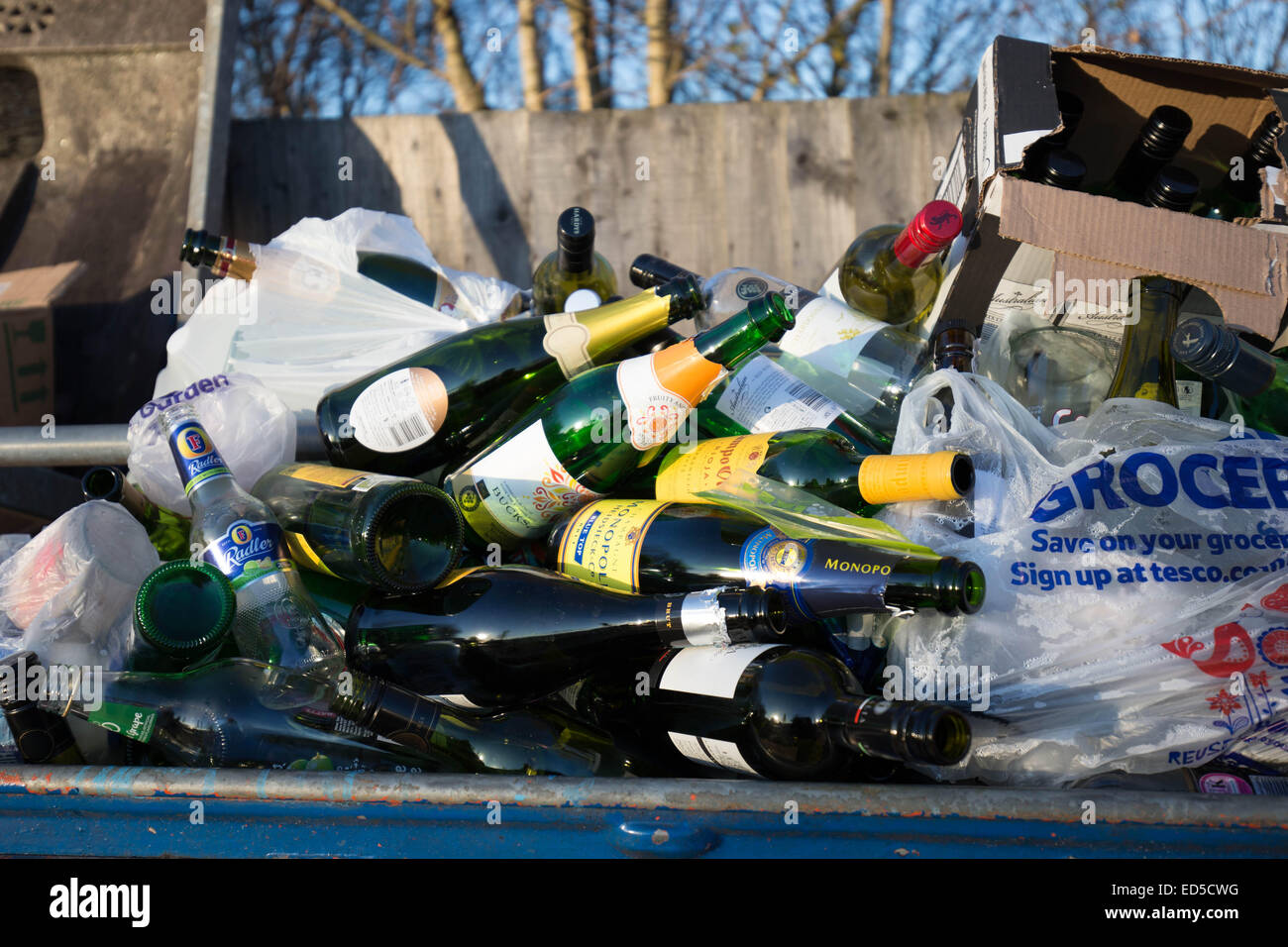 Milton Keynes, UK. 28. Dezember 2014. Örtlichen Supermarkt recycling Bereiche voll nach den Feiertagen. Bildnachweis: Chris Yates/Alamy Live-Nachrichten Stockfoto