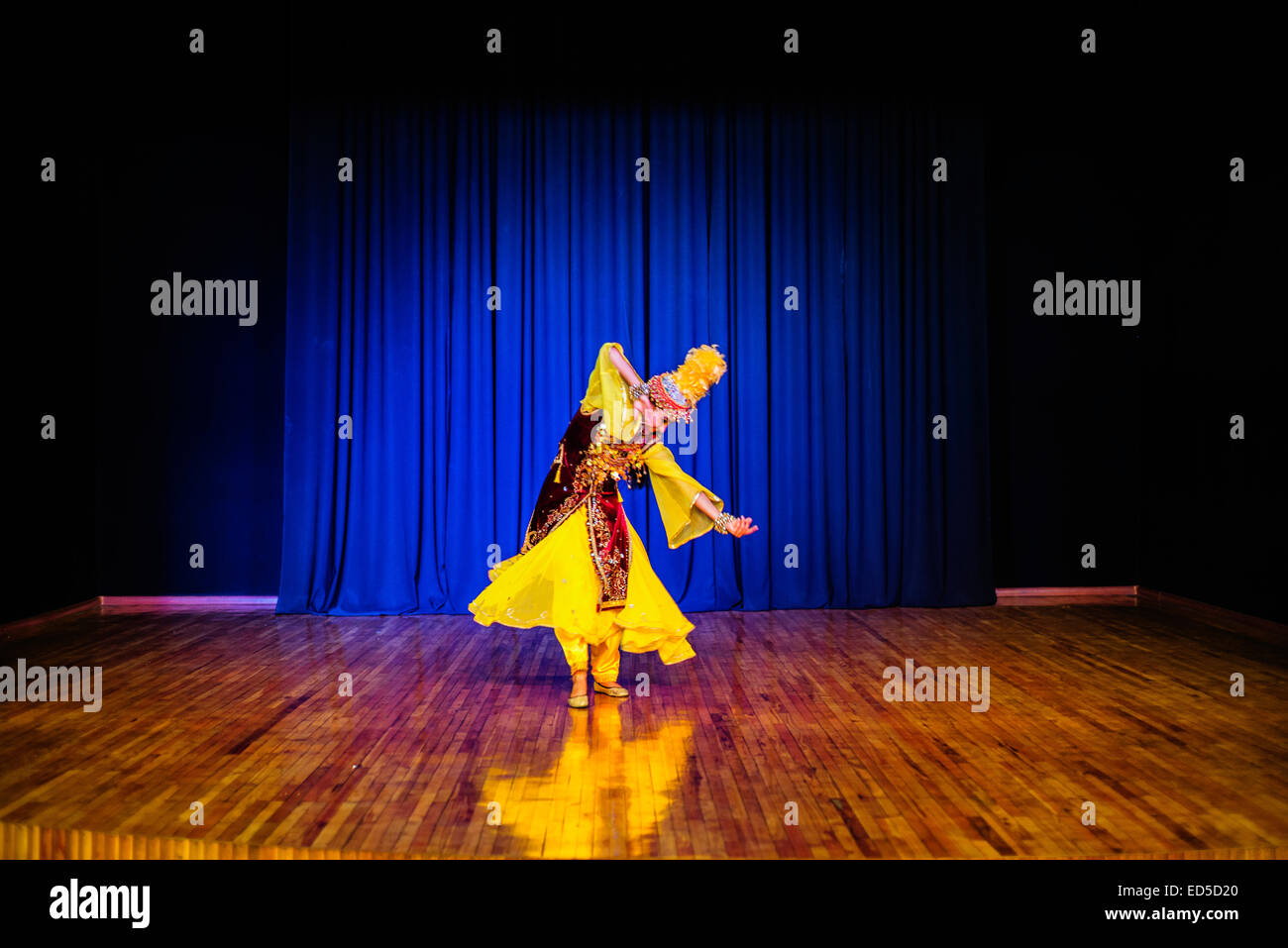 Schauspielerin Tänze in traditionellen usbekischen Kostüm des 19. Jahrhunderts, während "Augenblicke der Ewigkeit" zeigen im Theater des historischen Kostüm " Stockfoto