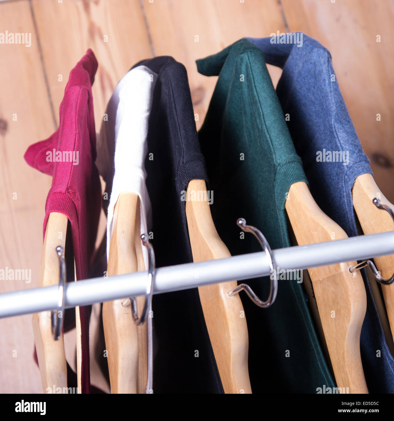 Kleiderbügel mit Shirts in verschiedenen Farben Stockfoto