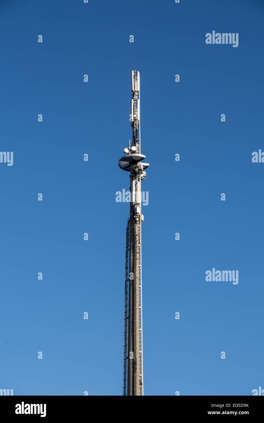 Sendeturm und klaren blauen Himmel Stockfoto