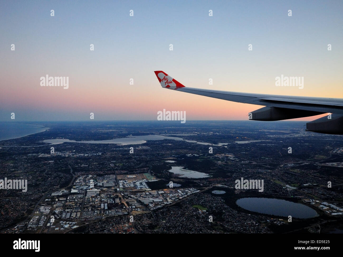 PERTH, Australien 2. November 2010: AirAsia X-Wing mit AirAsia-Logo, das Flugzeug fliegt über die Skyline von Perth am 2. November 2010. Welt-Tr Stockfoto