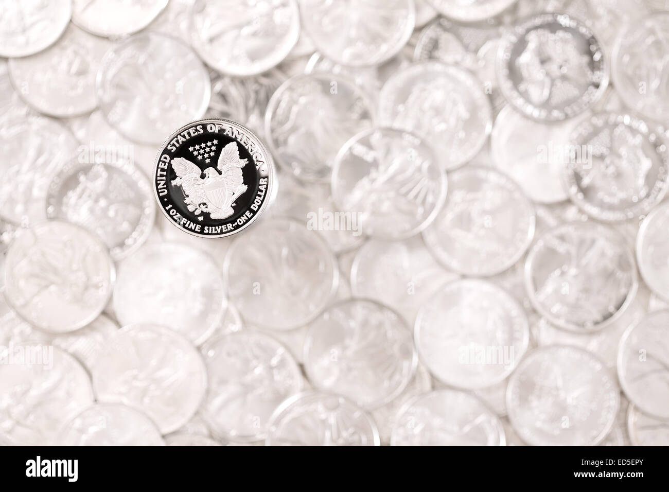 Silbernen Adler, ein-Dollar-Münze auf unscharfen Geld Hintergrund Stockfoto