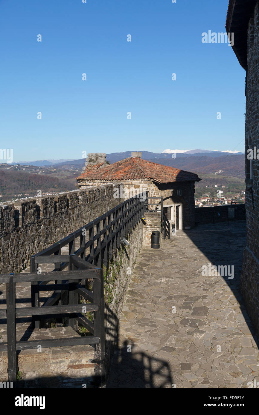 Blick auf die Mauern des Schlosses von Gorizia, Italien Stockfoto