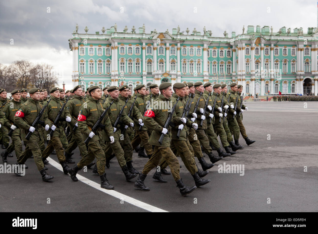 Generalprobe der Militärparade widmet sich der Tag des Sieges auf dem Schlossplatz, St. Petersburg, Russland Stockfoto