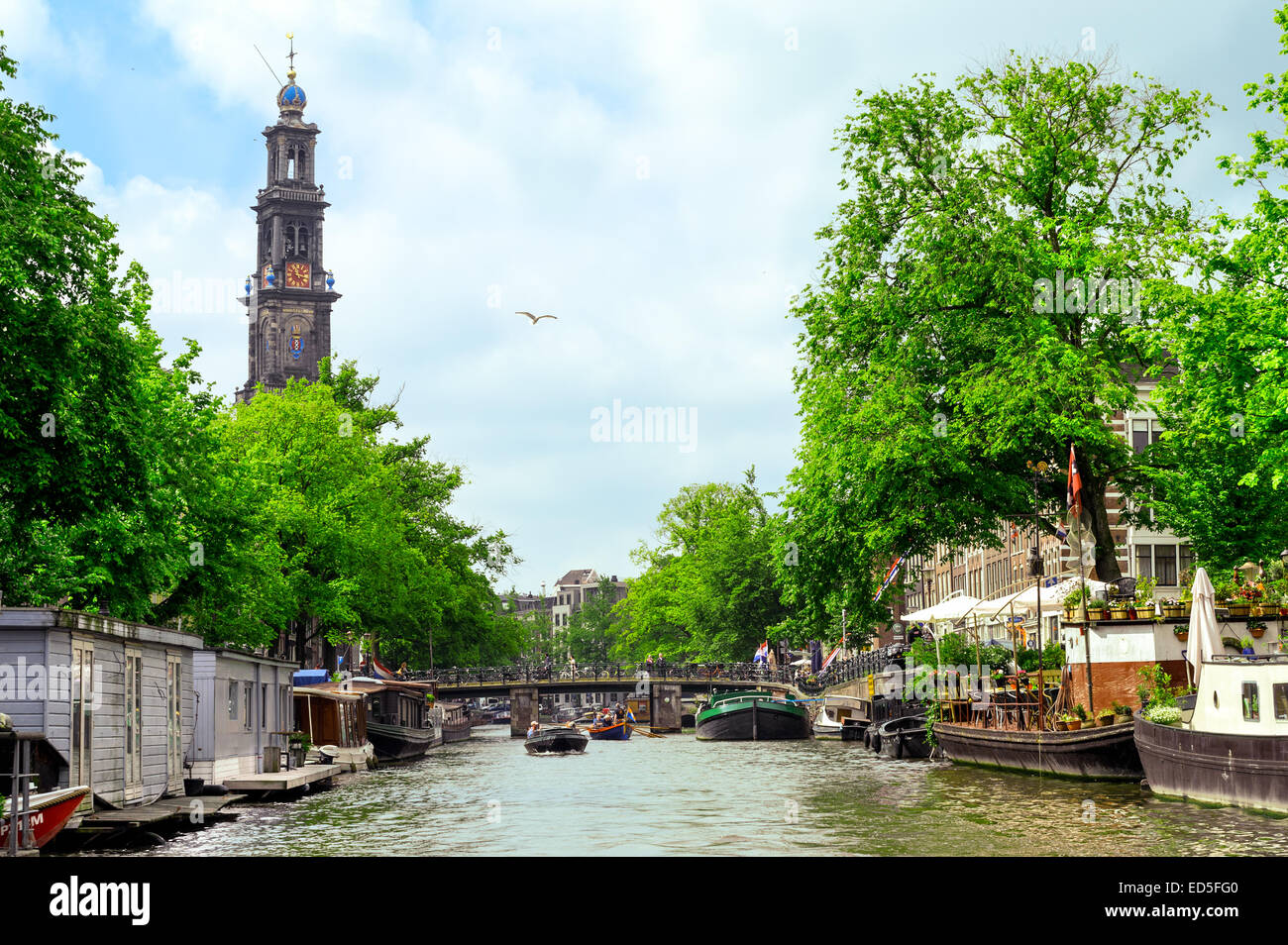 Westerkerk Clock Tower und Aussicht auf die Gracht in Amsterdam Kanalstadt Stockfoto