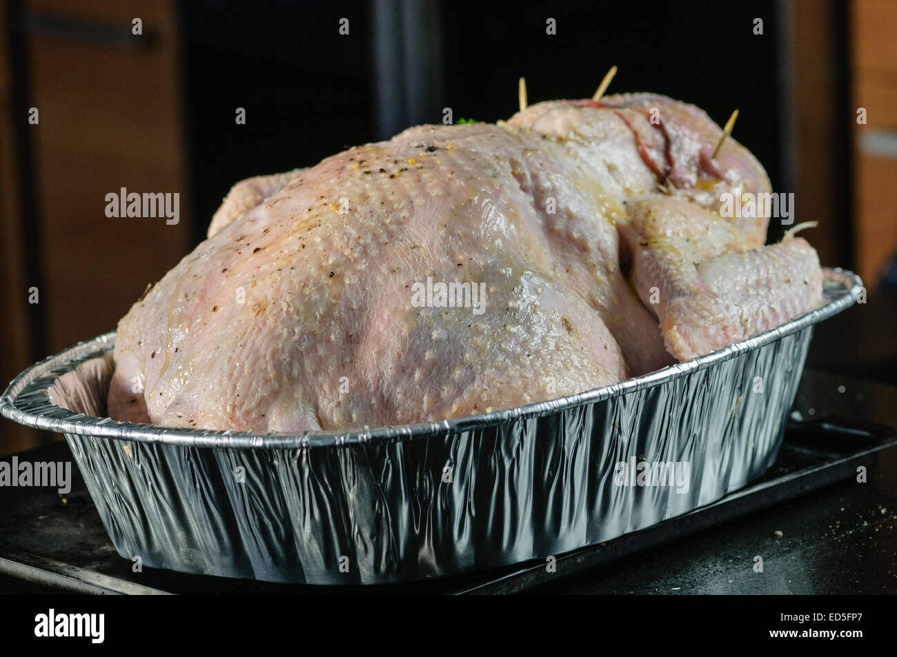 Türkei, begossen mit Butter, Salz und Pfeffer, bereit, in den Ofen gestellt werden. Stockfoto