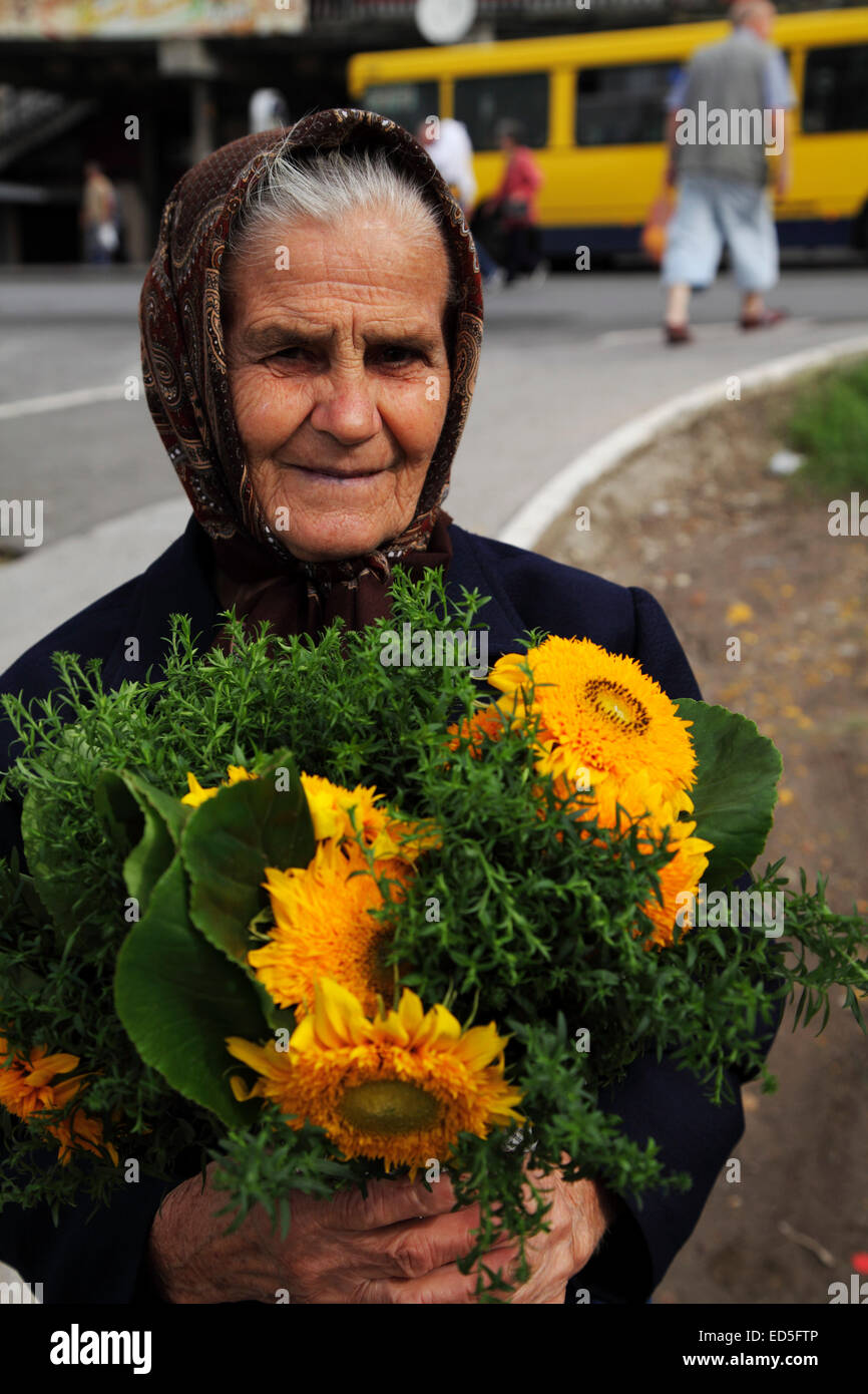 Eine Frau verkauft frisch gepflückt Blumen außerhalb des Zeleni Venac grünen Marktes in zentralen Belgrad, Serbien. Stockfoto