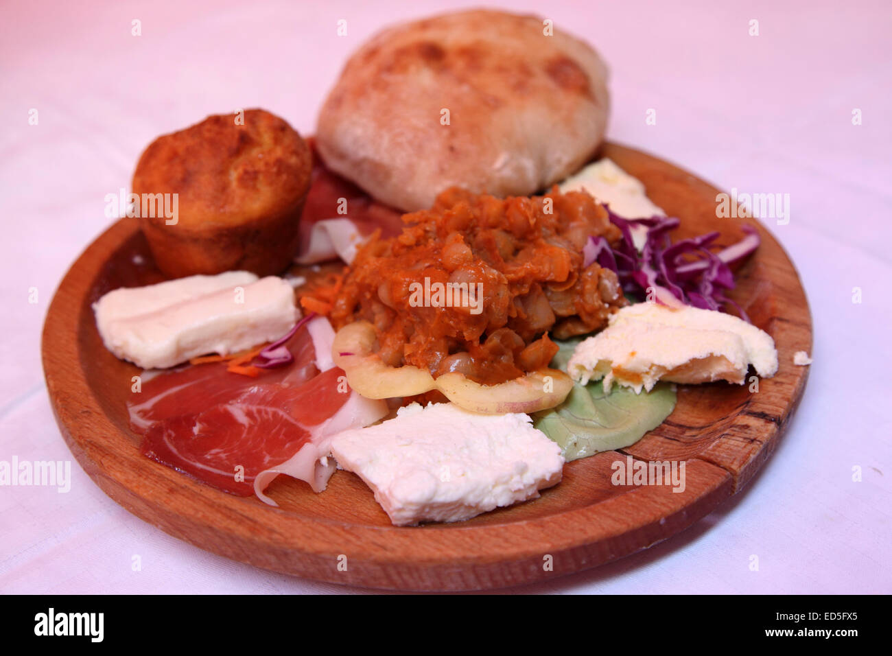 Eine traditionelle gemeinsame Platte (Cevapici) mit Maisbrot, frischem Käse, Schinken und Bohnen im Café-Restaurant Znak Pitanja. Stockfoto