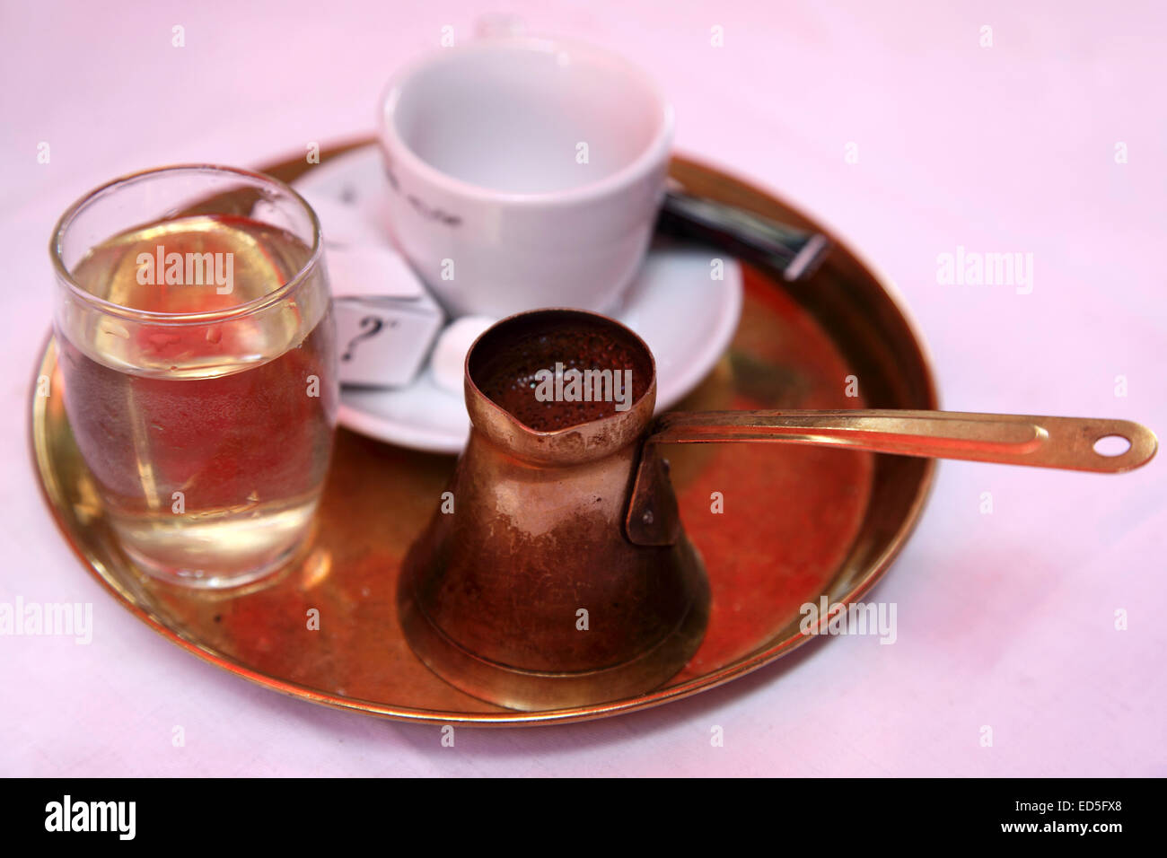 Traditioneller heimischen Kaffee serviert Ihnen das Restaurant Znak Pitanja in Belgrad, Serbien. Stockfoto