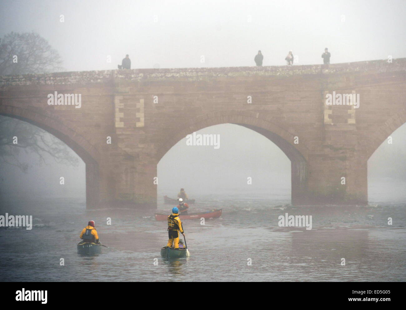 Lazonby, Cumbria, UK. 28. Dezember 2014. Großbritannien Wetter. Männer in Kanus und Kajaks navigieren Sie durch dichten Nebel über dem Fluss Eden am Lazonby in Cumbria. Das kalte Wetter dürfte erst im neuen Jahr mit Nebel für viele Orte am Montag bis zum letzten.  Bildnachweis: STUART WALKER/Alamy Live-Nachrichten Stockfoto