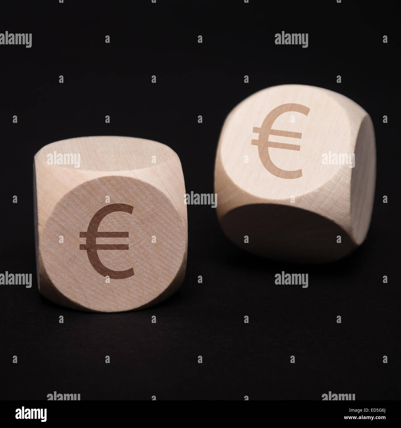 Würfel mit Euro-Symbol auf schwarzem Hintergrund Stockfoto