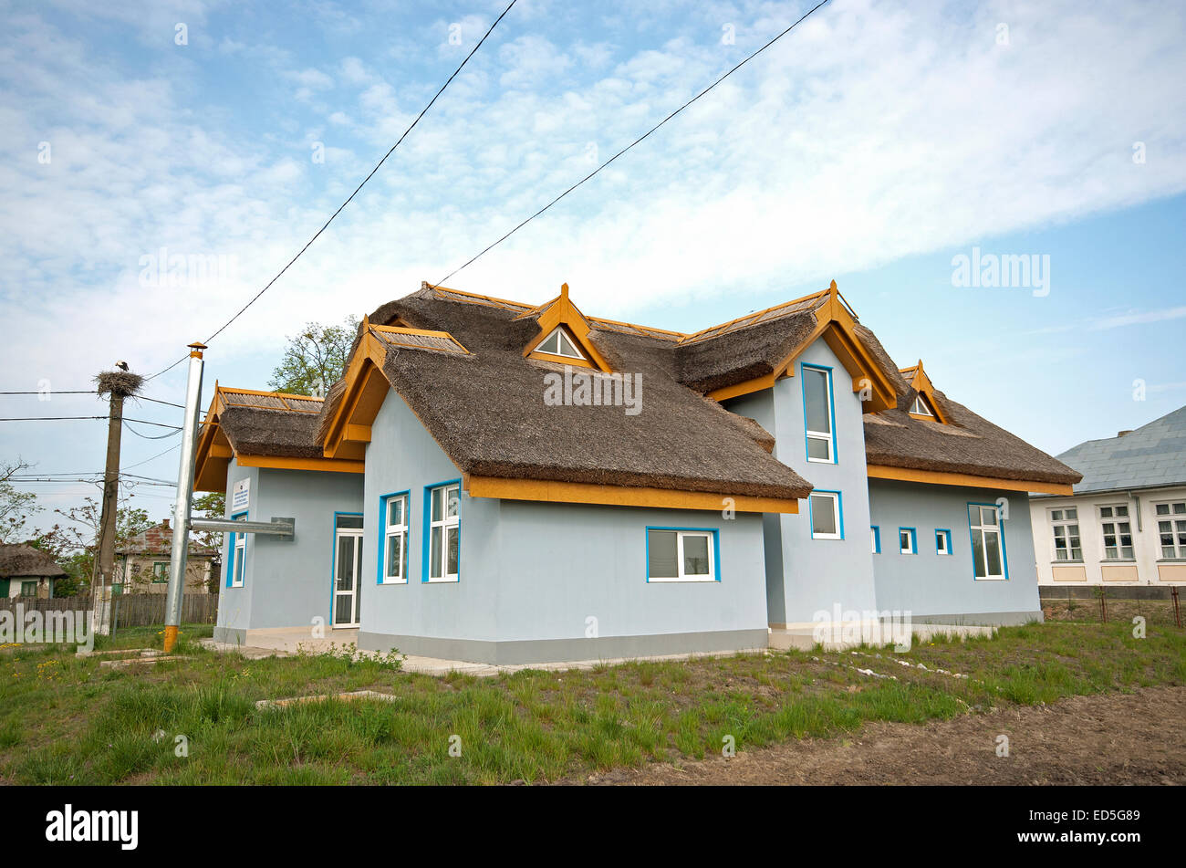 Typische Gebäude im Dorf Caraoman und ein Nest der Weißstorch (Ciconia Ciconia), Donaudelta, Rumänien, Europa Stockfoto