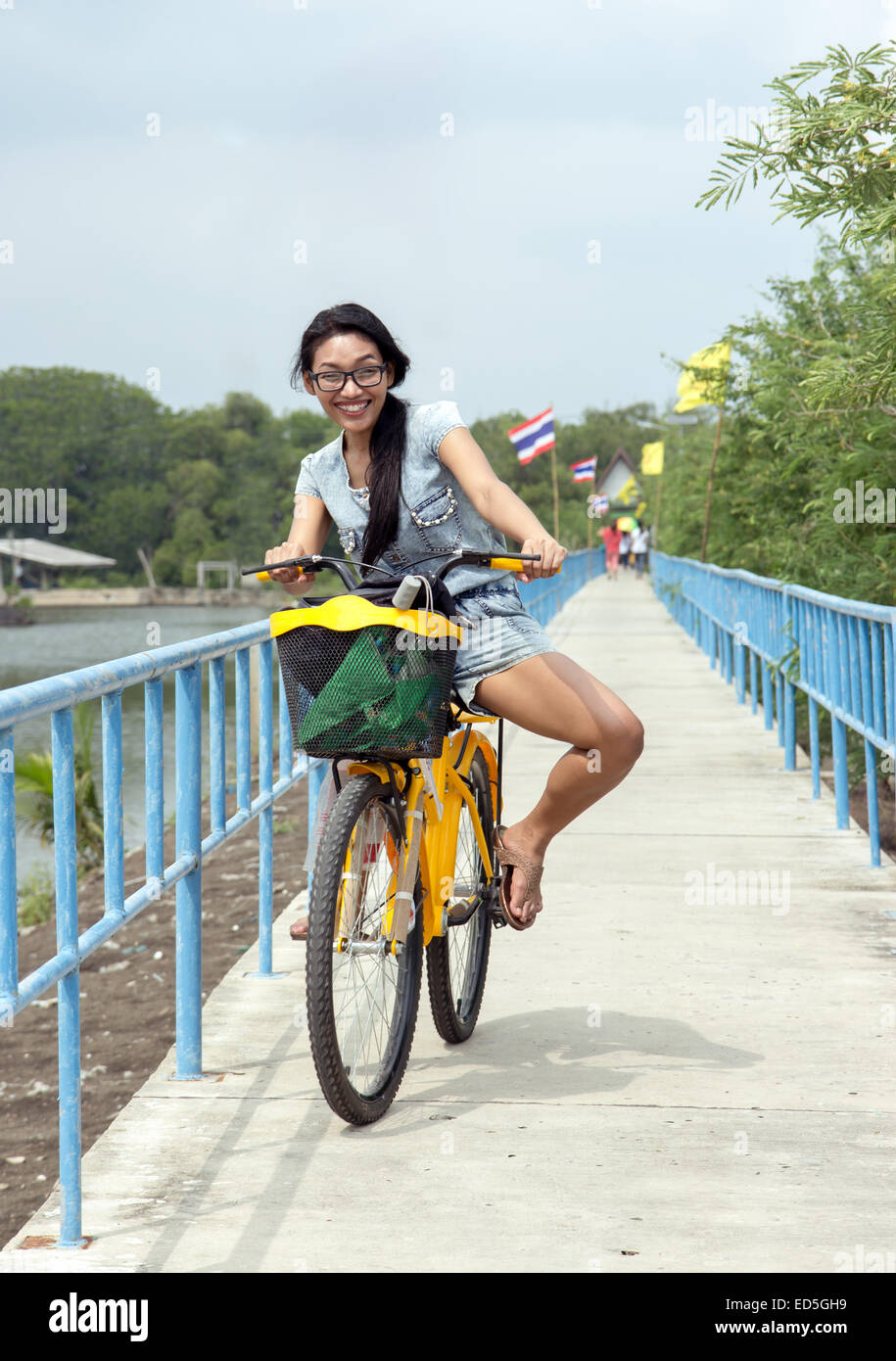 Junge Thai-Frau mit dem Fahrrad auf den Weg zum Kloster Wat Khun Samut Stockfoto