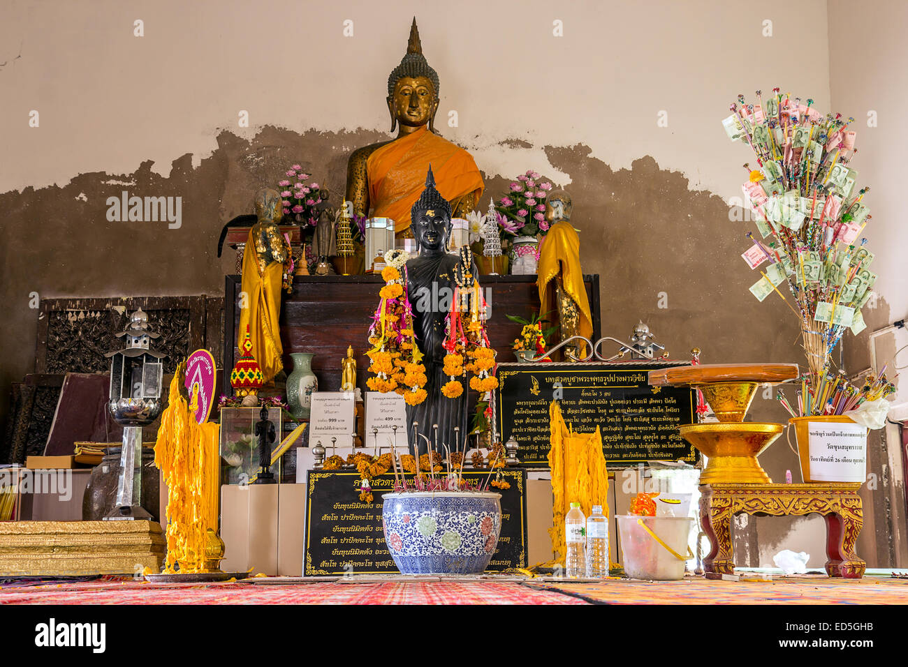 Innere des buddhistischen Tempels Wat Khun Samut gleichen Stockfoto