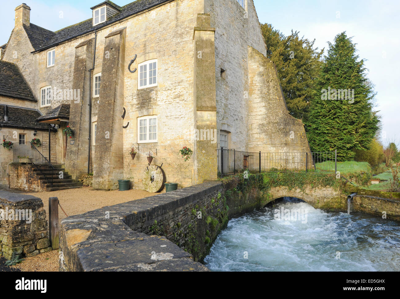 Traditionelle Wasser Mil im Cotswold Village von Bibury, auf dem Fluss Coln, in der Nähe von Cirencester, Gloucestershire, England, UK gelegen Stockfoto