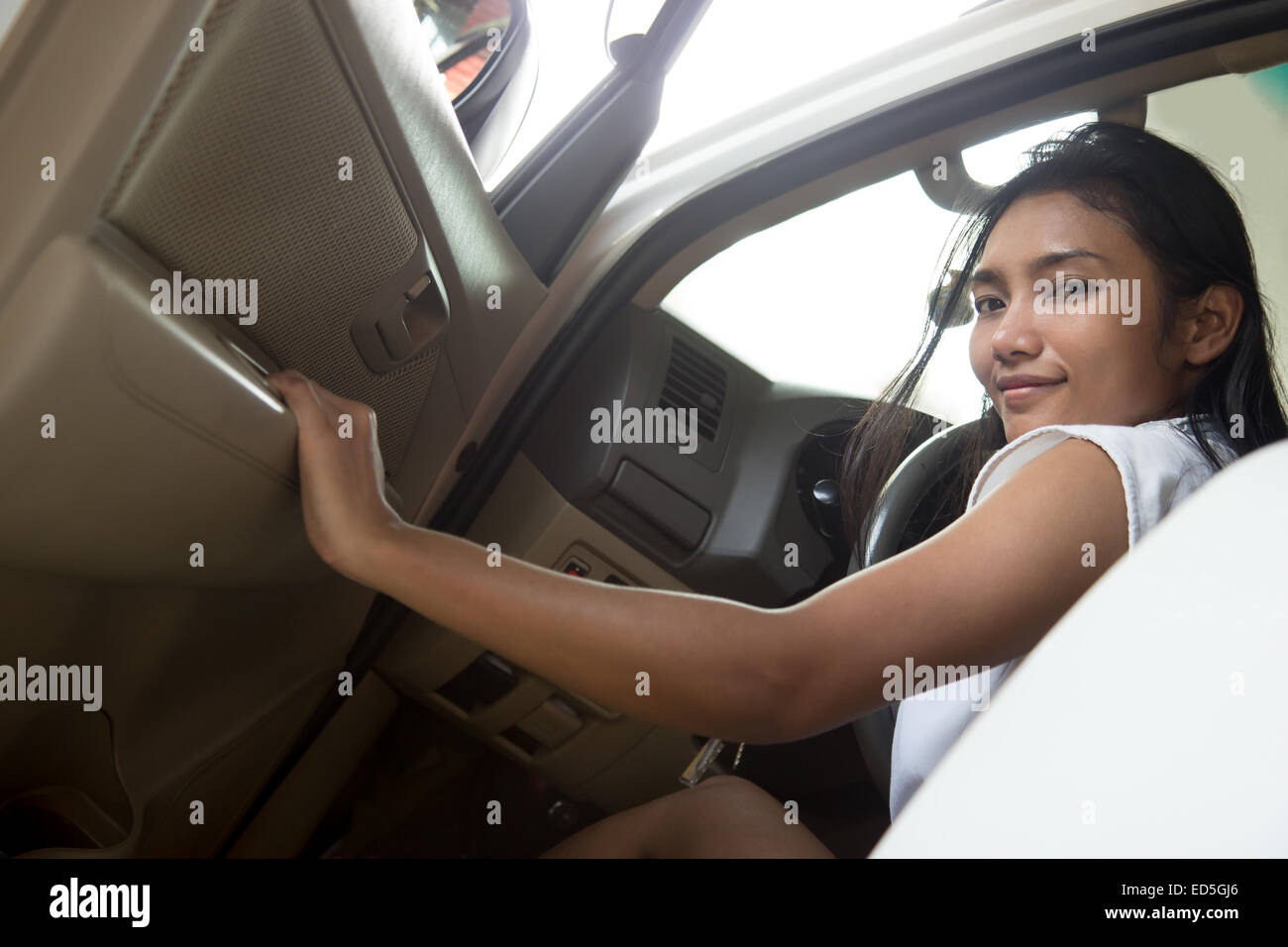 Schwangere Frau Sitzt In Einem Auto Stockfoto und mehr Bilder von