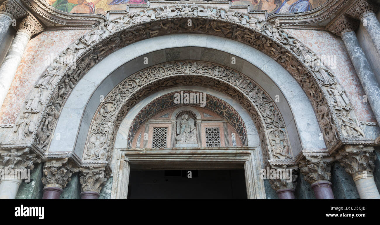 Bogen der Eingang, Markusdom, Venedig, Italien Stockfoto