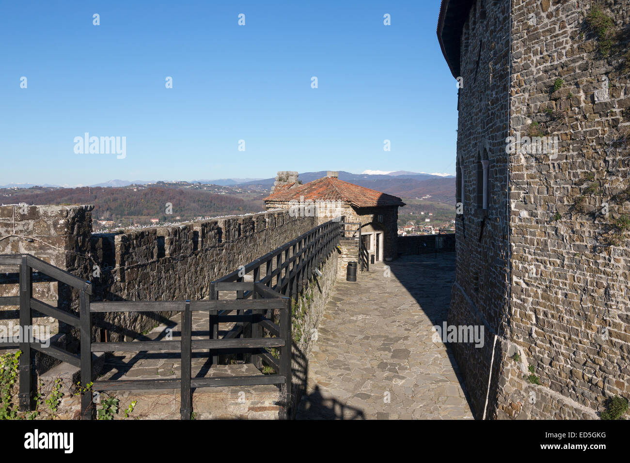Blick auf die Mauern des Schlosses von Gorizia, Italien Stockfoto