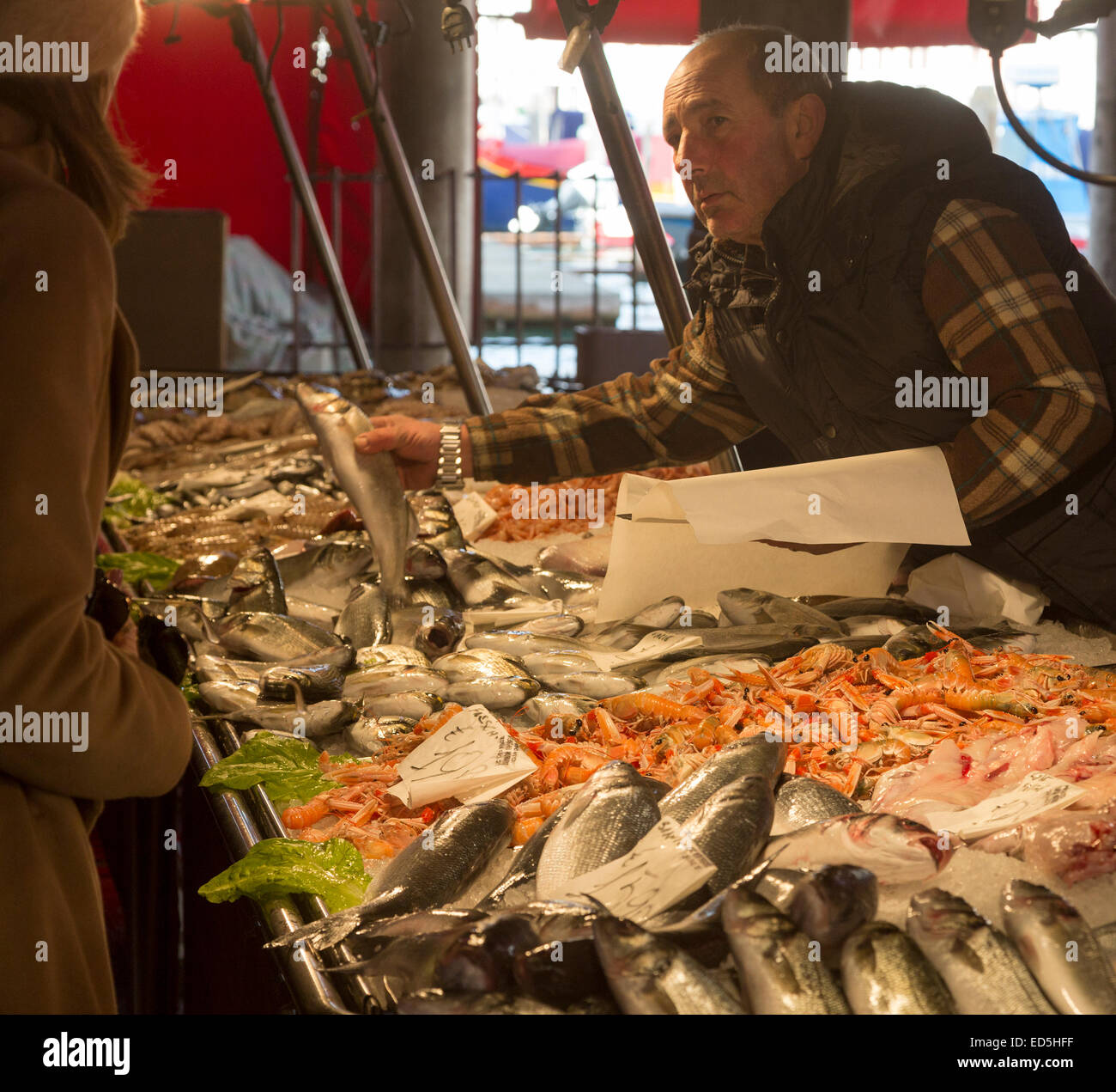 Standinhaber Verkauf von Fischen nach Kunde, Pescheria oder Fisch Markt, Rialto, Venedig, Italien Stockfoto