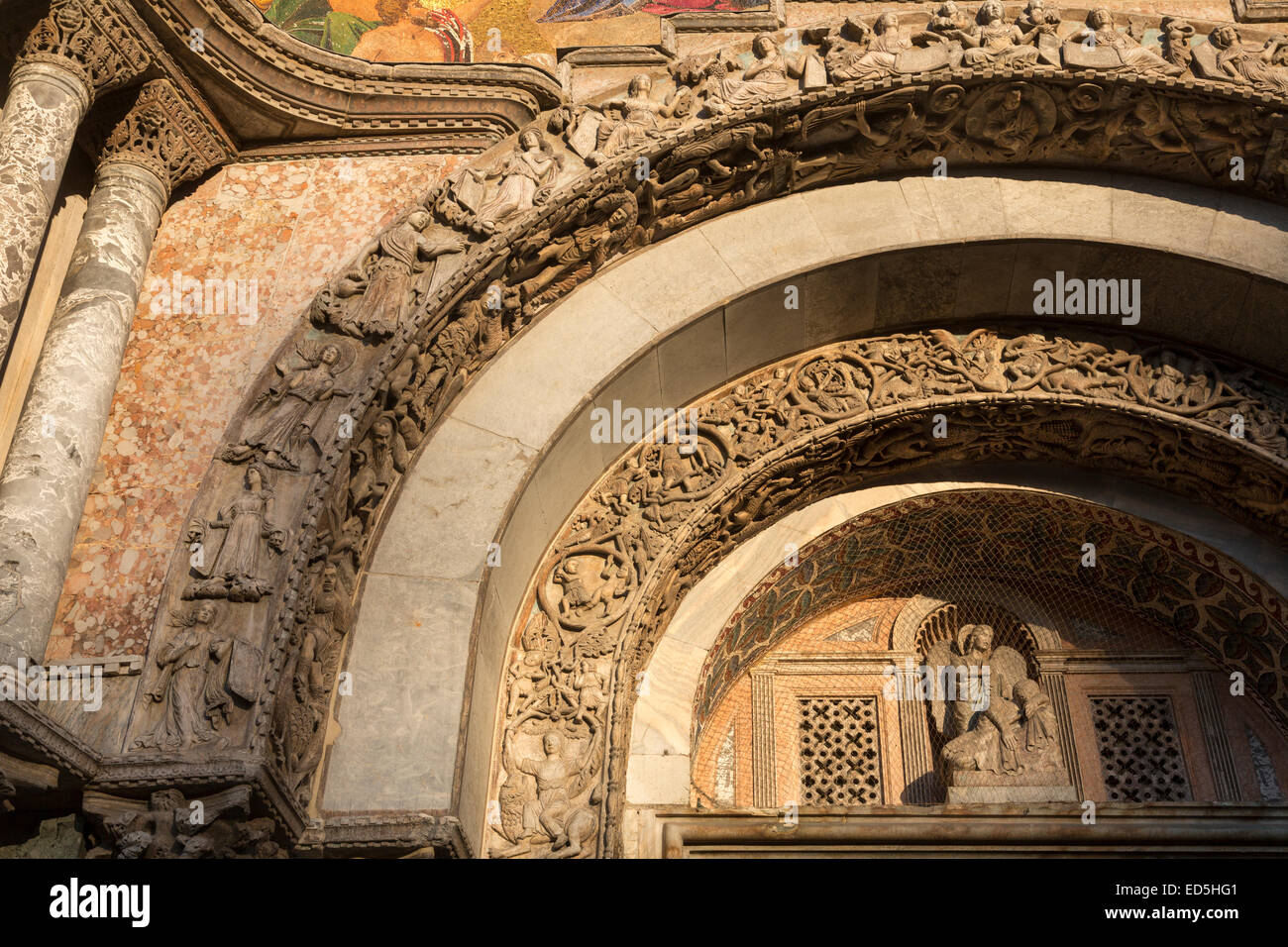 Detail der geschnitzte Skulptur Eingang, Markusdom, Venedig, Italien Stockfoto