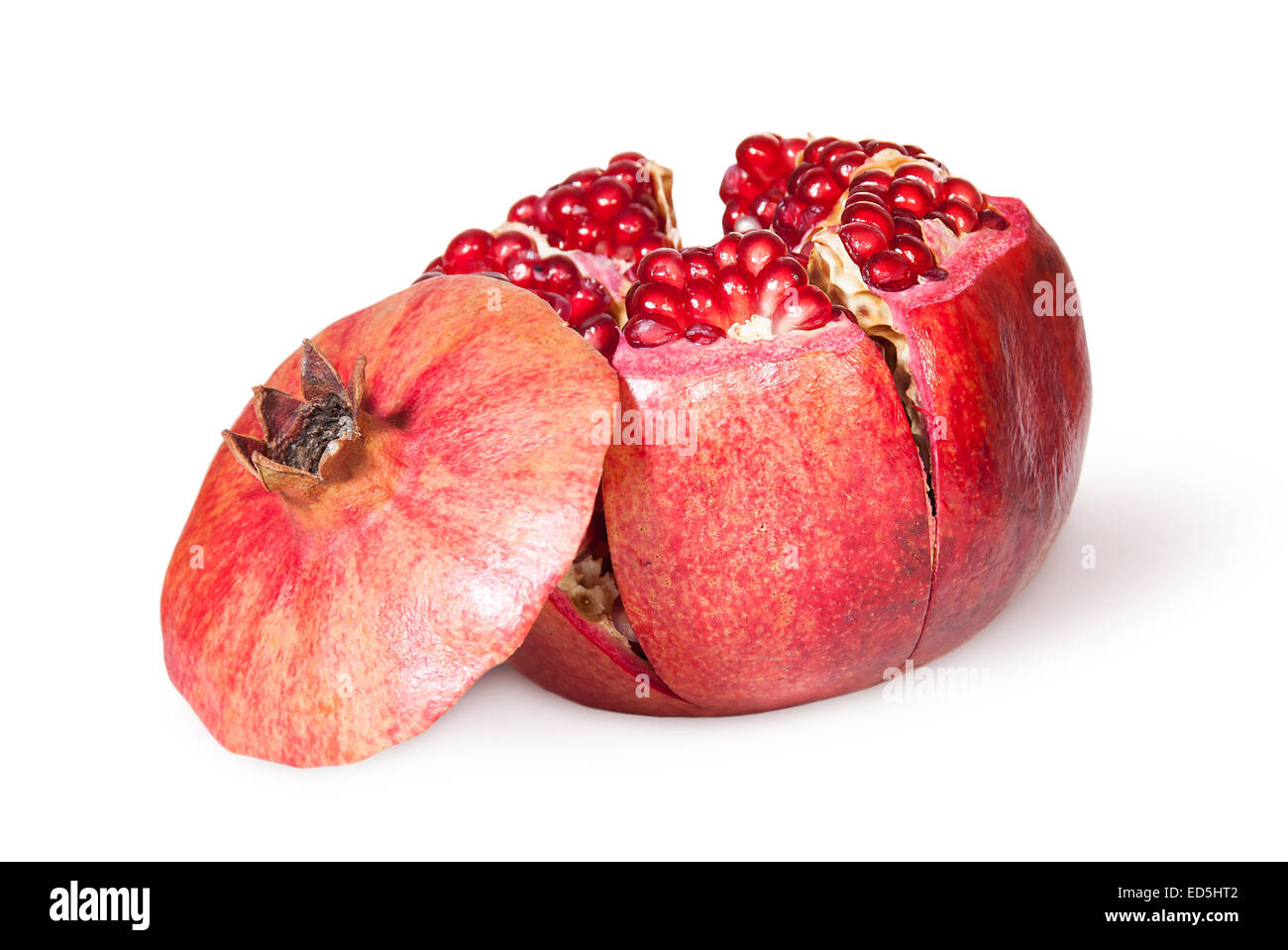 Gebrochene helle reifen saftigen Granatapfel mit Deckel in der Nähe von isoliert auf weißem Hintergrund Stockfoto