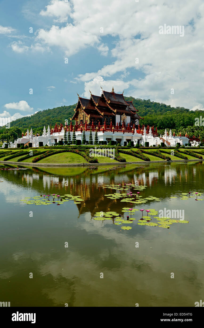 Royal Pavillon reflektiert auf Teich mit Seerosen, Royal Park Rajapruek, Chiang Mai, Thailand Stockfoto