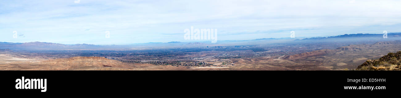 Panorama von der Las Vegas-Becken und Stadt Skyline von den Gipfeln der Red Rocks Canyon in Nevada Stockfoto