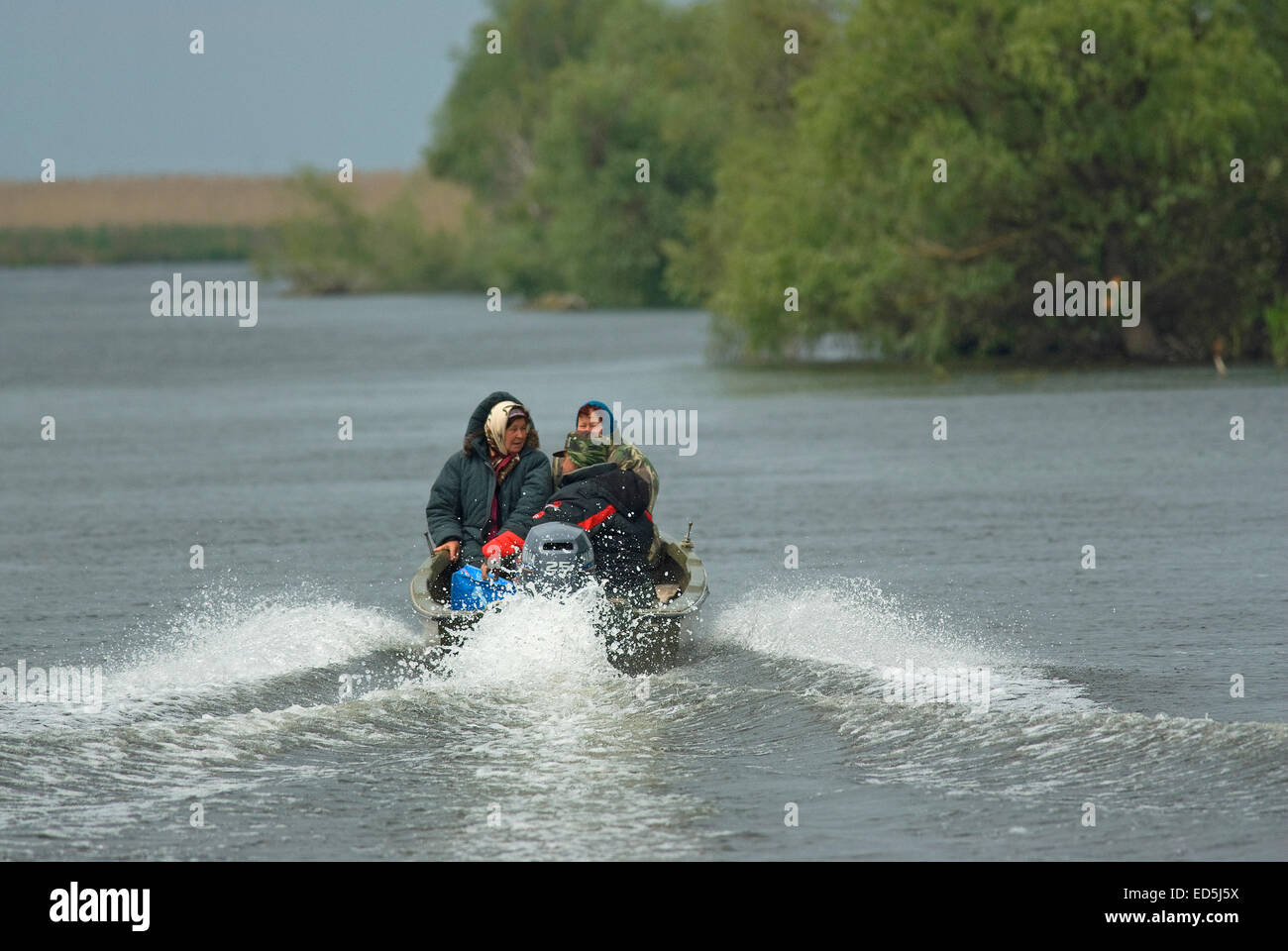 Menschen im Motorboot, Donaudelta, Unesco World Heritage Site, Rumänien, Europa Stockfoto