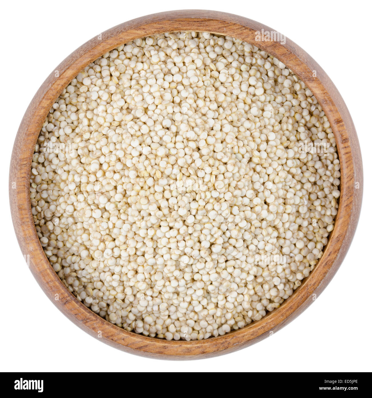 Quinoa-Samen in eine Schüssel geben. Rohen Quinoa-Samen in einer Holzschale von oben, isoliert auf weißem Hintergrund. Stockfoto