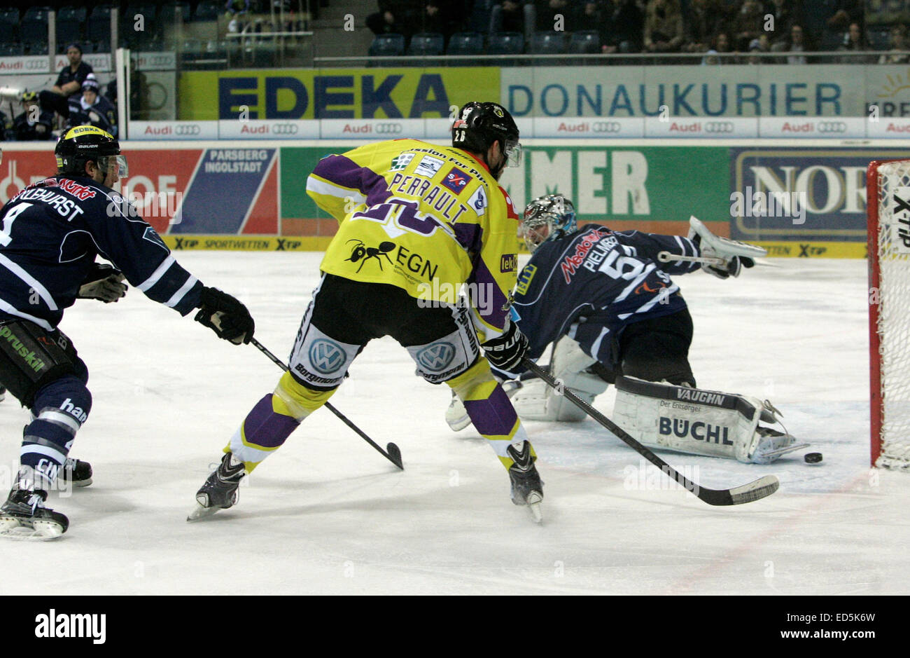 Ingolstadt. 28. Dezember 2014. erstes Tor für Krefeld, vom linken Aaron BROCKLEHURST/CAN/Ingolstadt, Josef PERRAULT/CAN/Krefeld, 51goalkeeper Timo PIELMEIER/Ingolstadt. ERC-Ingpolstadt Vs Krefeld Pinguine.28.12.2014, Ingolstadt, Saturn-Arena,.32. Spieltag. Bankverbindung: Deutsche Bank München. IBAN. DE60 3807 0724 0125 4556 00.BIC. DEUTDEDBXXX. Wolfgang Fehrmann, Max-Kolmsperger-Str. 19.81735 MÃ¼nchen, Tel 0049 0176 9769 2444. © Wolfgang Fehrmann/Wolfgang Fehrmann/ZUMA Draht/Alamy Live News Stockfoto