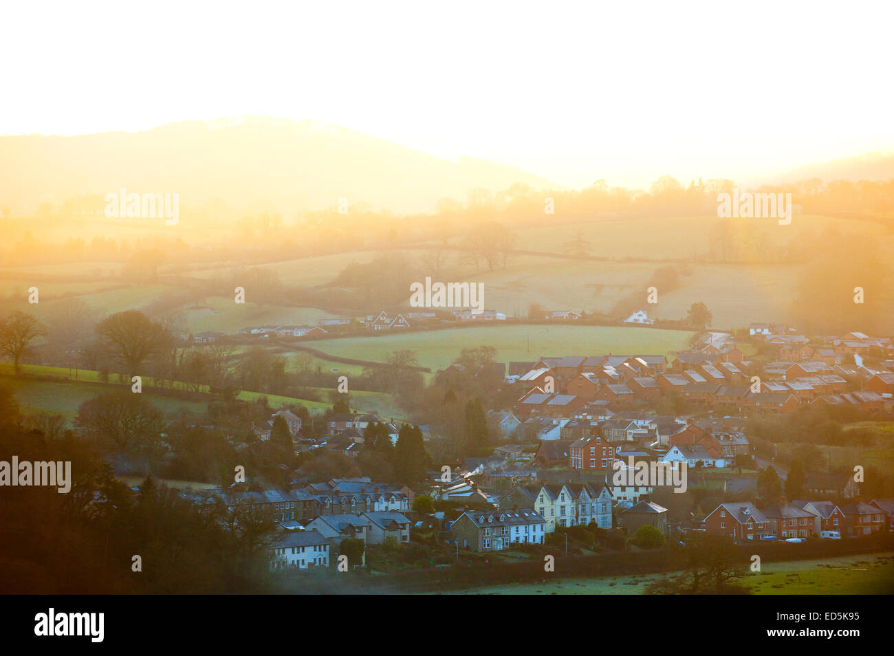 Builth Wells, Powys, Wales, UK. 28. Dezember 2014. Dramatisch sinken die Temperaturen wie die Sonne über der Mid-Wales Marktstadt Builth Wells und der Fluss Wye, nachdem ein schöner sonniger Tag mit klaren blauen Himmel. Bildnachweis: Graham M. Lawrence/Alamy Live-Nachrichten. Stockfoto