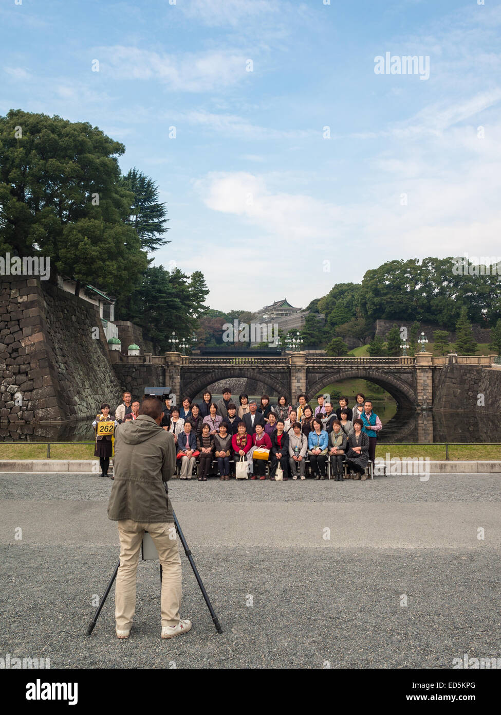 Touristischen Gruppe Fotografieren in der Nähe von Kaiserpalast von Tokio Stockfoto