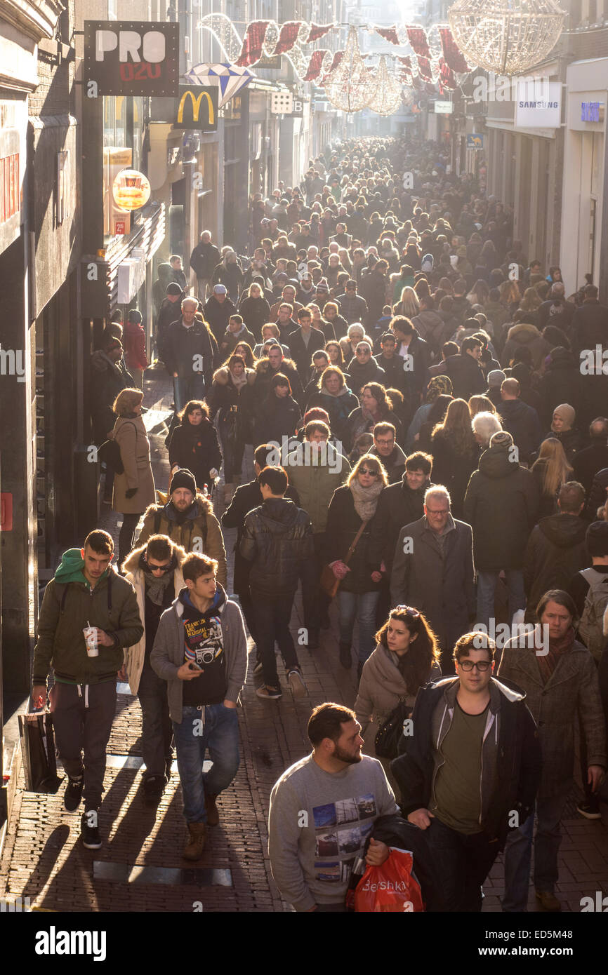 Große Menschenmengen Amsterdamer Kalverstraat shoppen im winter Stockfoto