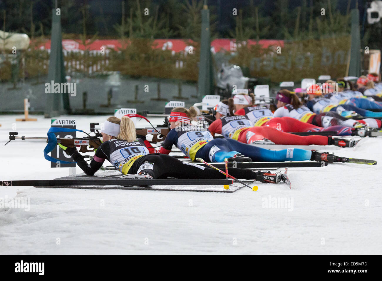 Gelsenkirchen-Schalke, Deutschland. 27. Dezember 2014. Konkurrenten bei der Biathlon World Team Challenge in der Veltins-Arena schießen auf die Zielscheiben. Stockfoto