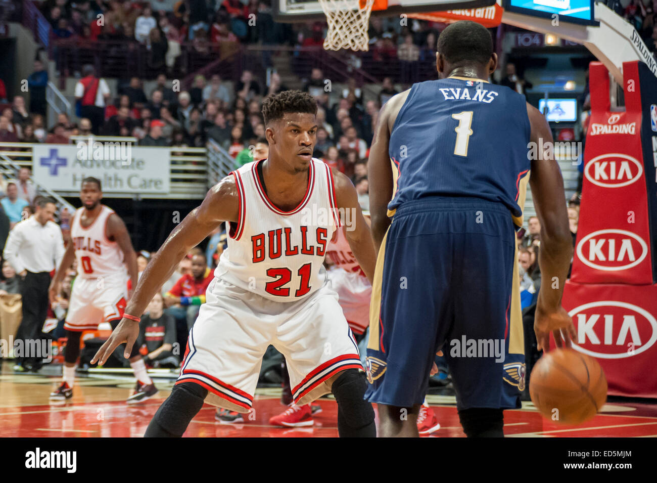 Chicago, USA. 27. Dezember 2014.  New Orleans Pelikane spielen den Chicago Bulls im United Center.  Endstand, Pelikane 100 Bullen 107. Im Bild: Bulls Jimmy Butler (21) wehrt sich gegen Pelikane Tyreke Evans (1). Bildnachweis: Stephen Chung/Alamy Live-Nachrichten Stockfoto