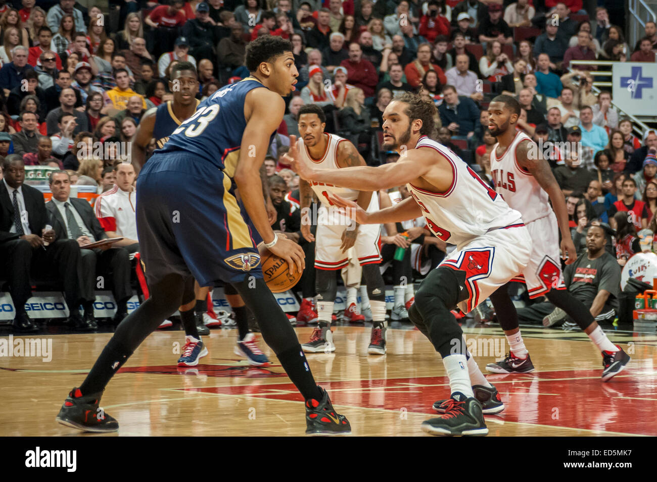 Chicago, USA. 27. Dezember 2014.  New Orleans Pelikane spielen den Chicago Bulls im United Center.  Endstand, Pelikane 100 Bullen 107. Im Bild: Bulls Joakim Noah (13) verteidigt gegen Pelikane Anthony Davis (23). Bildnachweis: Stephen Chung/Alamy Live-Nachrichten Stockfoto