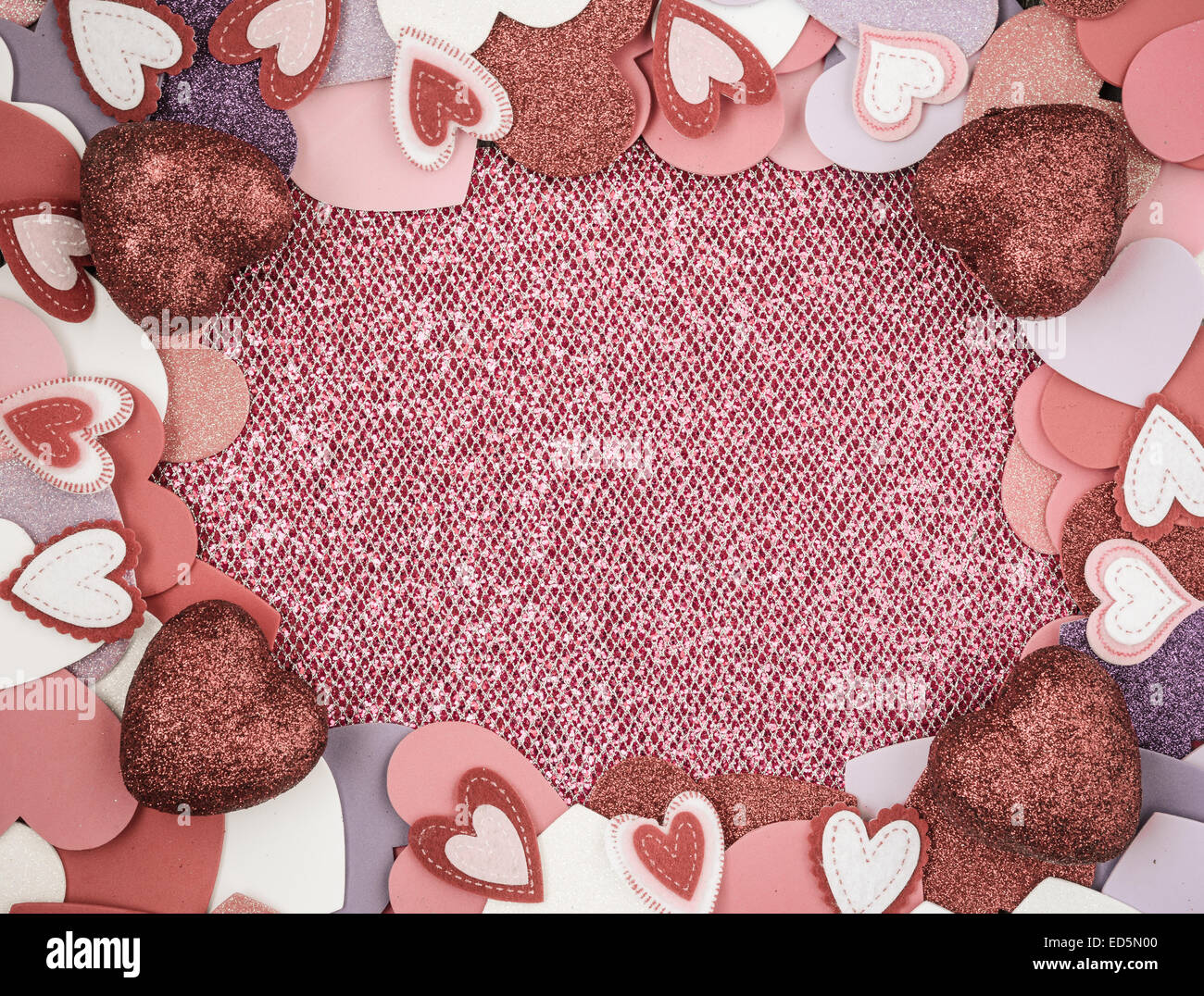 Rote Herzen mit Glitter-Hintergrund für den Valentinstag Stockfoto