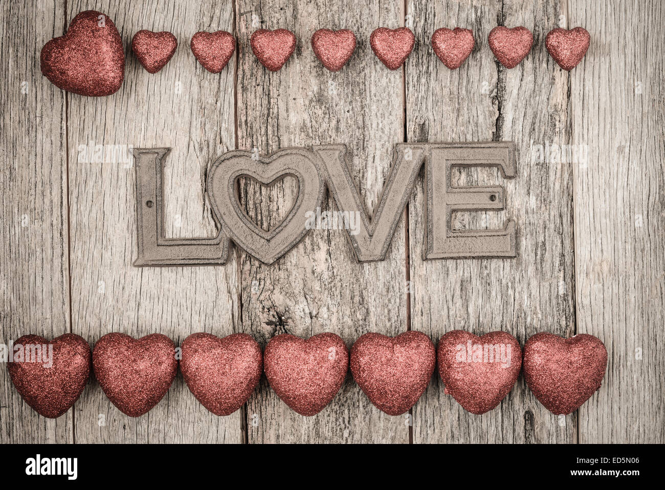Valentinstag Herzen auf rustikalen hölzernen Hintergrund mit dem Wort Liebe Text Stockfoto