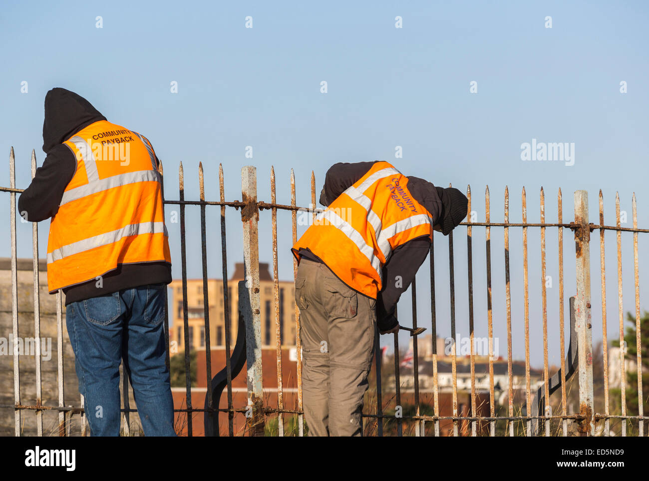 Straftäter in Southsea Castle, Portsmouth, Durchführung gemeinnütziger Arbeit; Orange Jacken eingeschrieben "Gemeinschaft Payback" Stockfoto