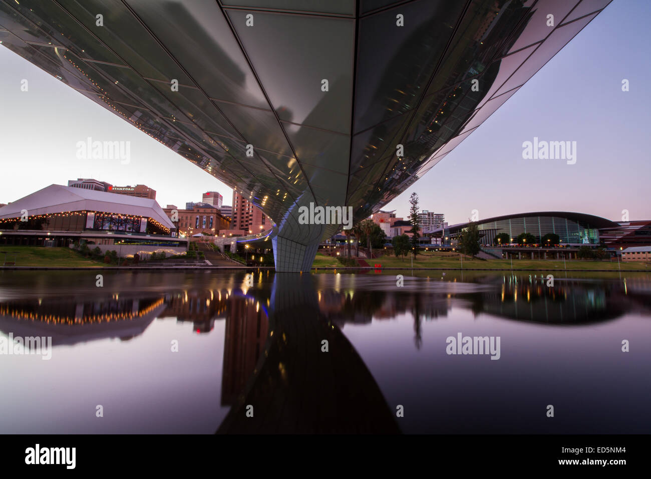 River Torrens futuristische Fußweg (Convention and Space Center) Stockfoto