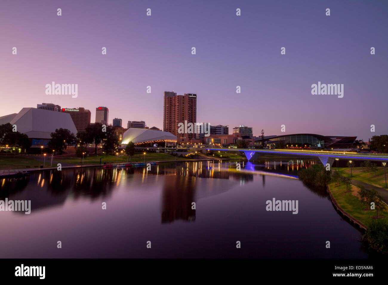 Adelaide-CBD und den neuen Fußweg über River Torrens Stockfoto