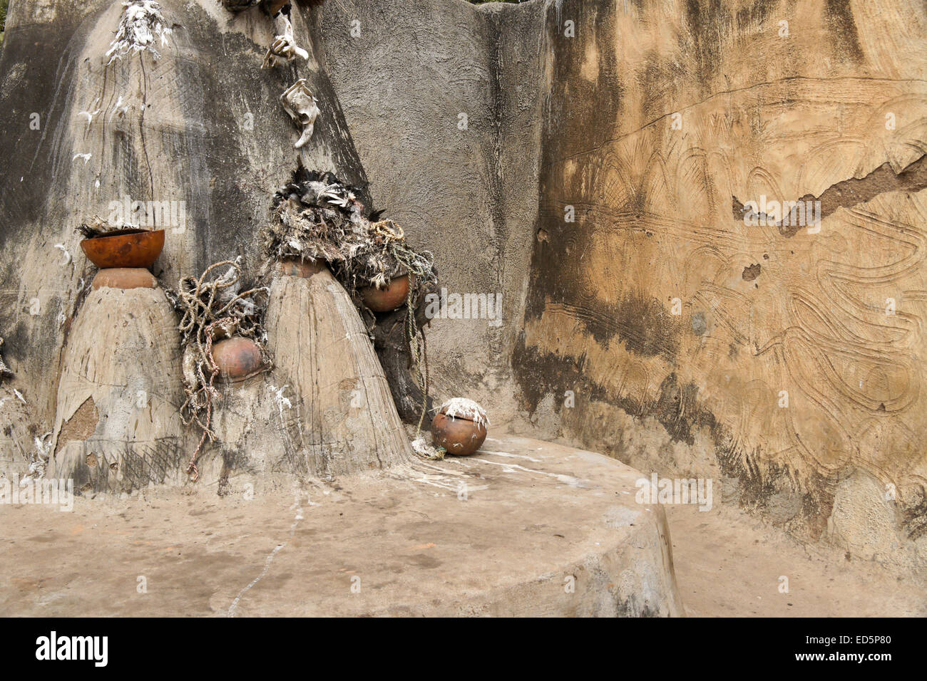 Talensi tribal Vorfahren Schrein mit Opfergaben, Tongo, Ghana Stockfoto