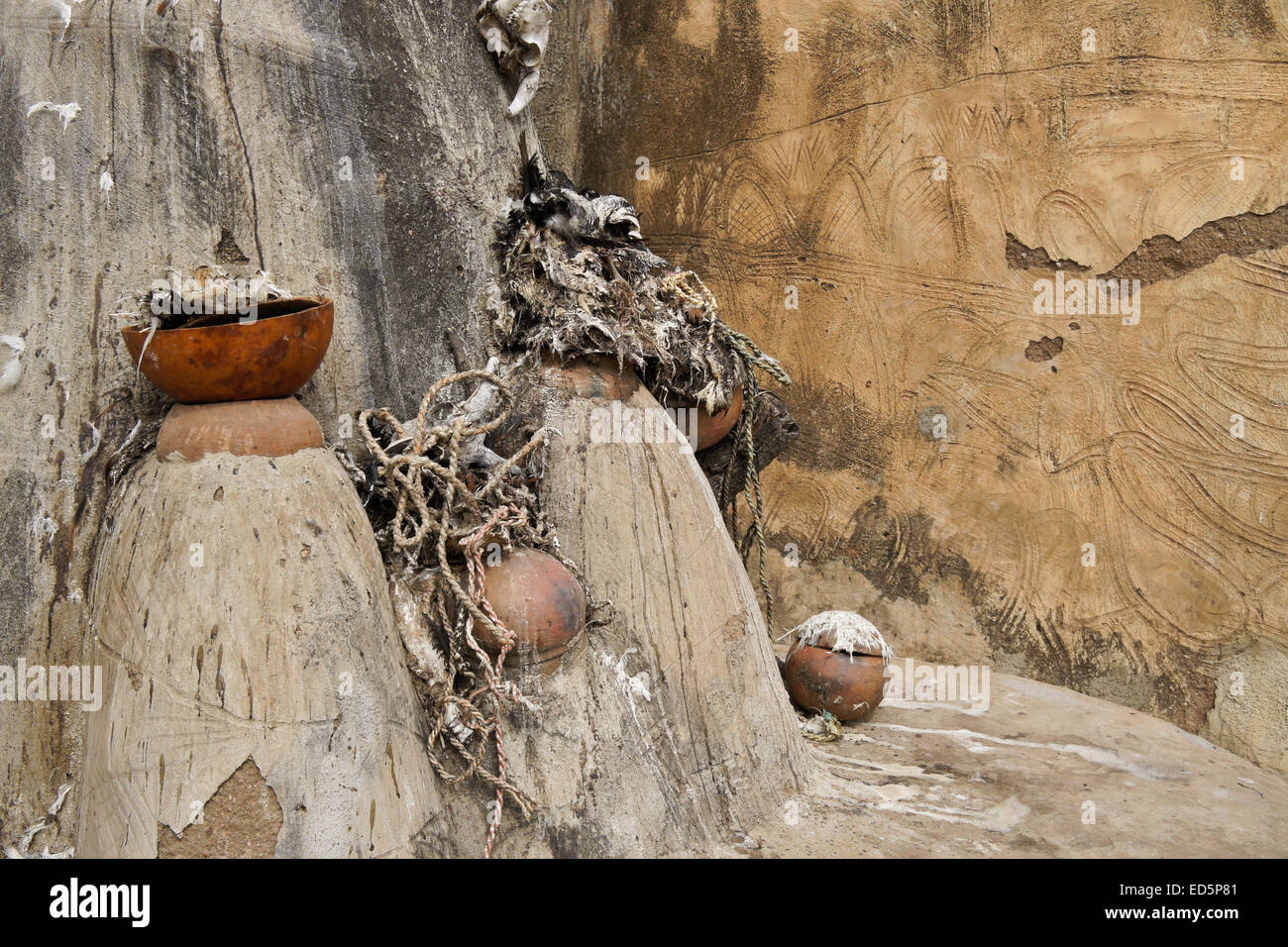 Talensi tribal Vorfahren Schrein mit Opfergaben, Tongo, Ghana Stockfoto