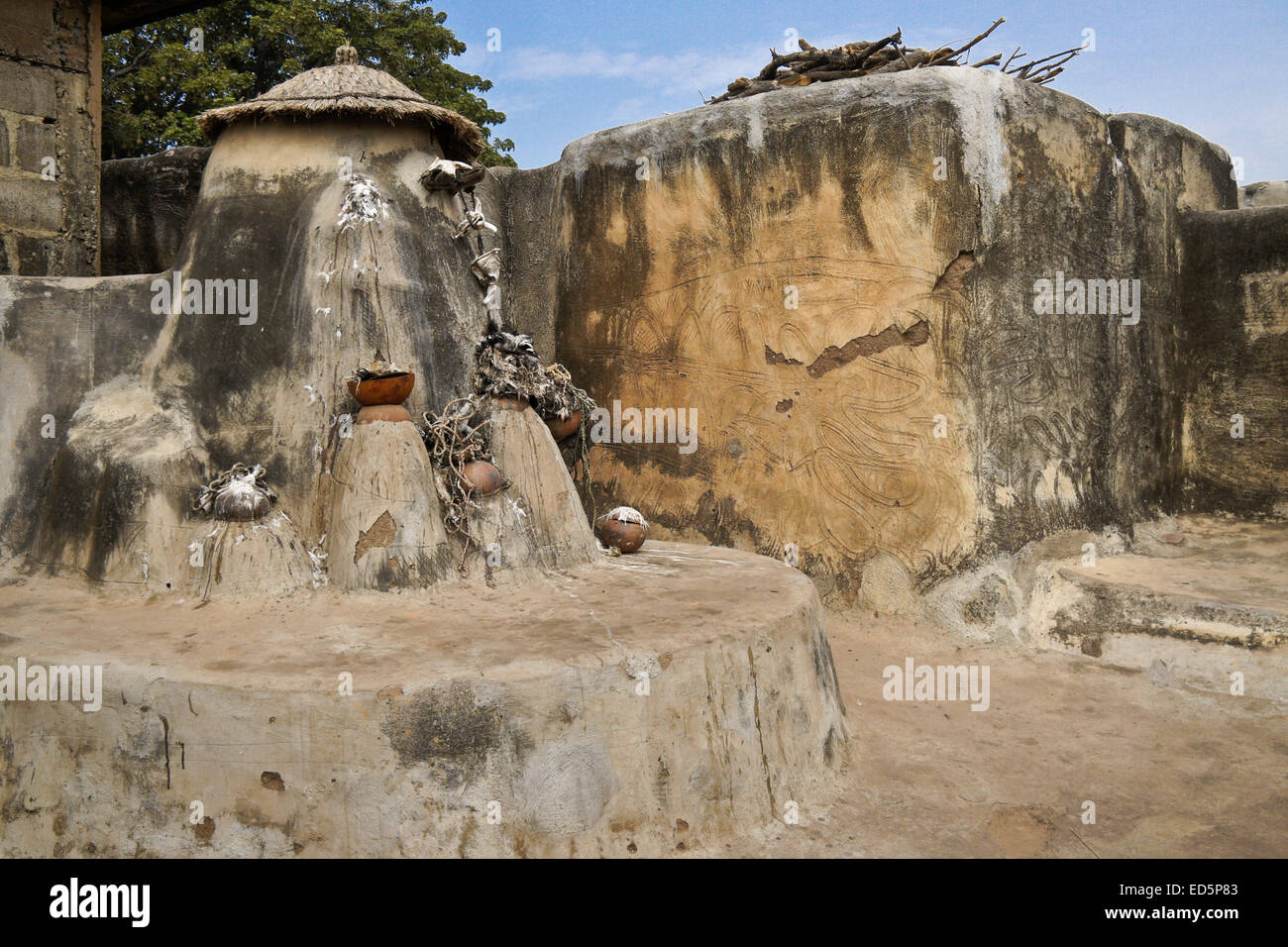 Talensi tribal Vorfahren Schrein mit Opfergaben, Tongo, Ghana Stockfoto