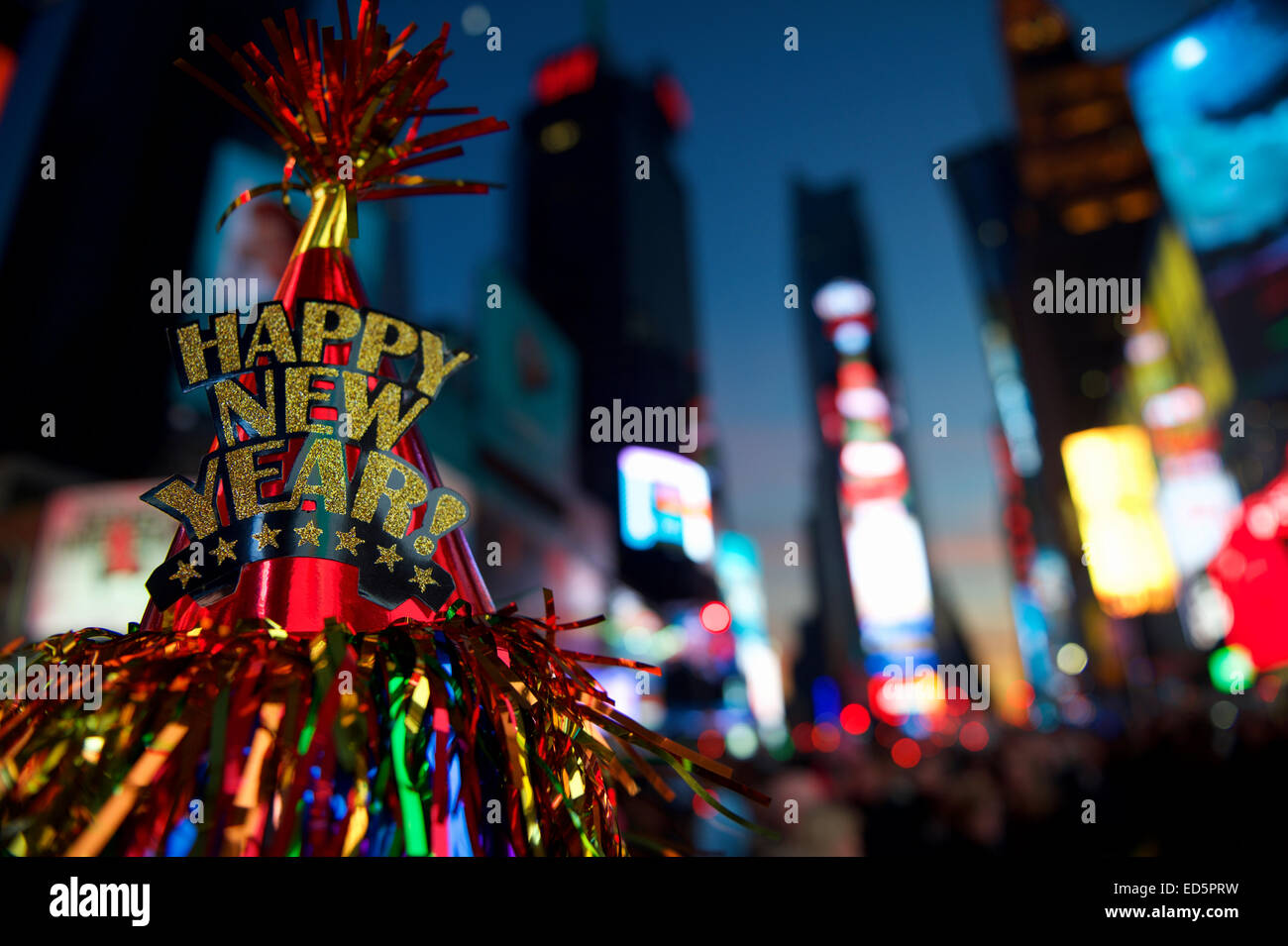 Glückliches Neujahr Hut mit bunter Dekoration im Times Square New York City Stockfoto