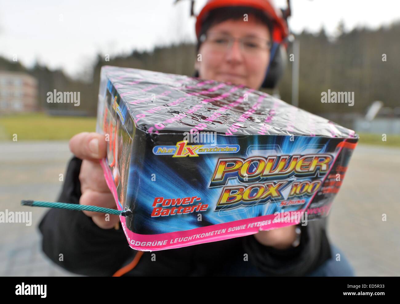 Freiberg / Deutschland. 17. Dezember 2014. Labor-Apotheke Rita Wiegand testet Feuerwerk auf dem Gelände der Fabrik Pyrotechnik Weco GmbH in Freiberg / Deutschland, 17. Dezember 2014. WECO produziert etwa 70 Millionen Feuerwerk Elemente an den drei Produktionsstandorten in Kiel, Freiberg und der Zentrale in Eitorf. Foto: Hendrik Schmidt/Dpa/Alamy Live News Stockfoto