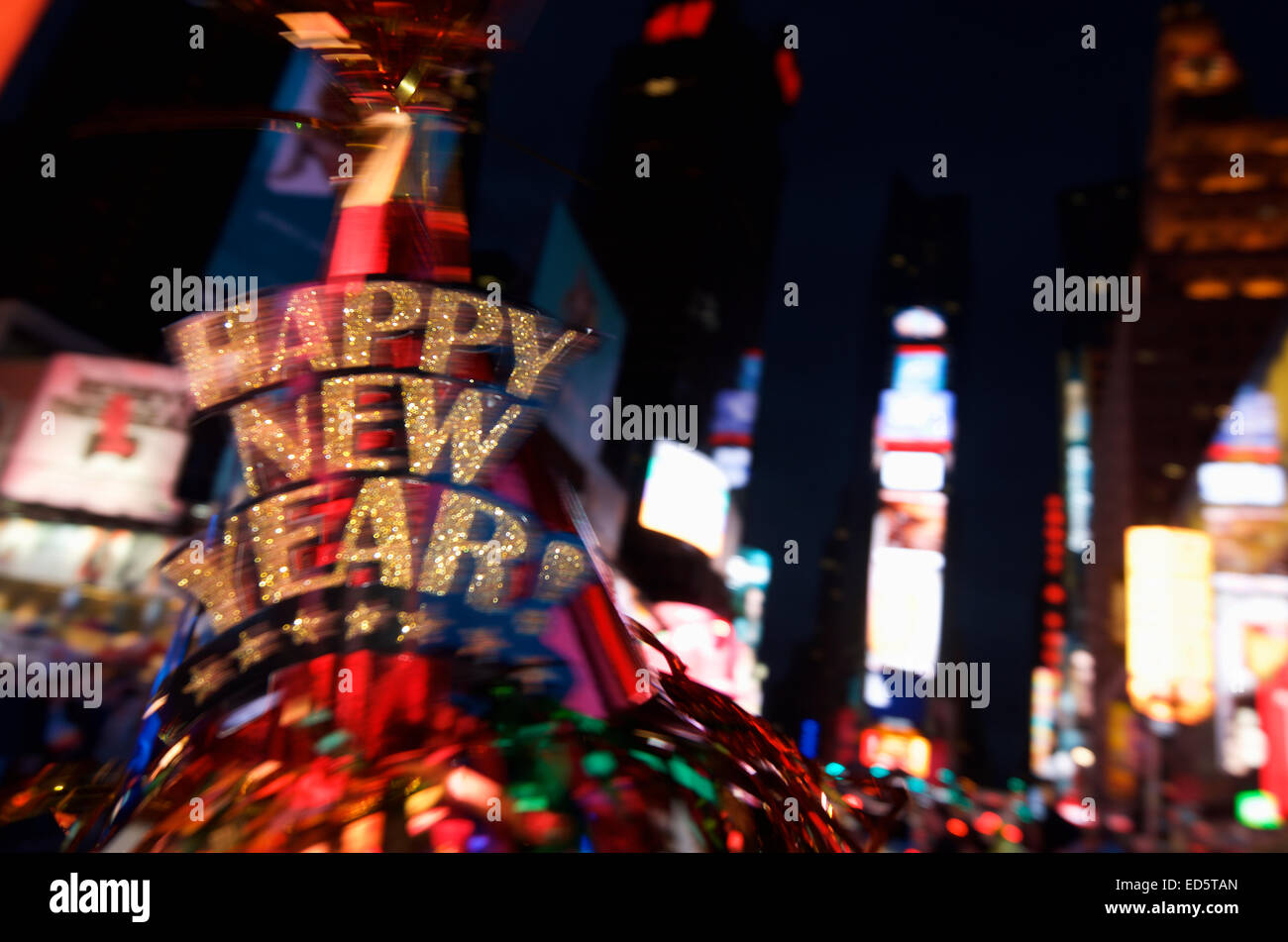 Glückliches Neujahr Hut mit bunter Dekoration im Times Square New York City Stockfoto
